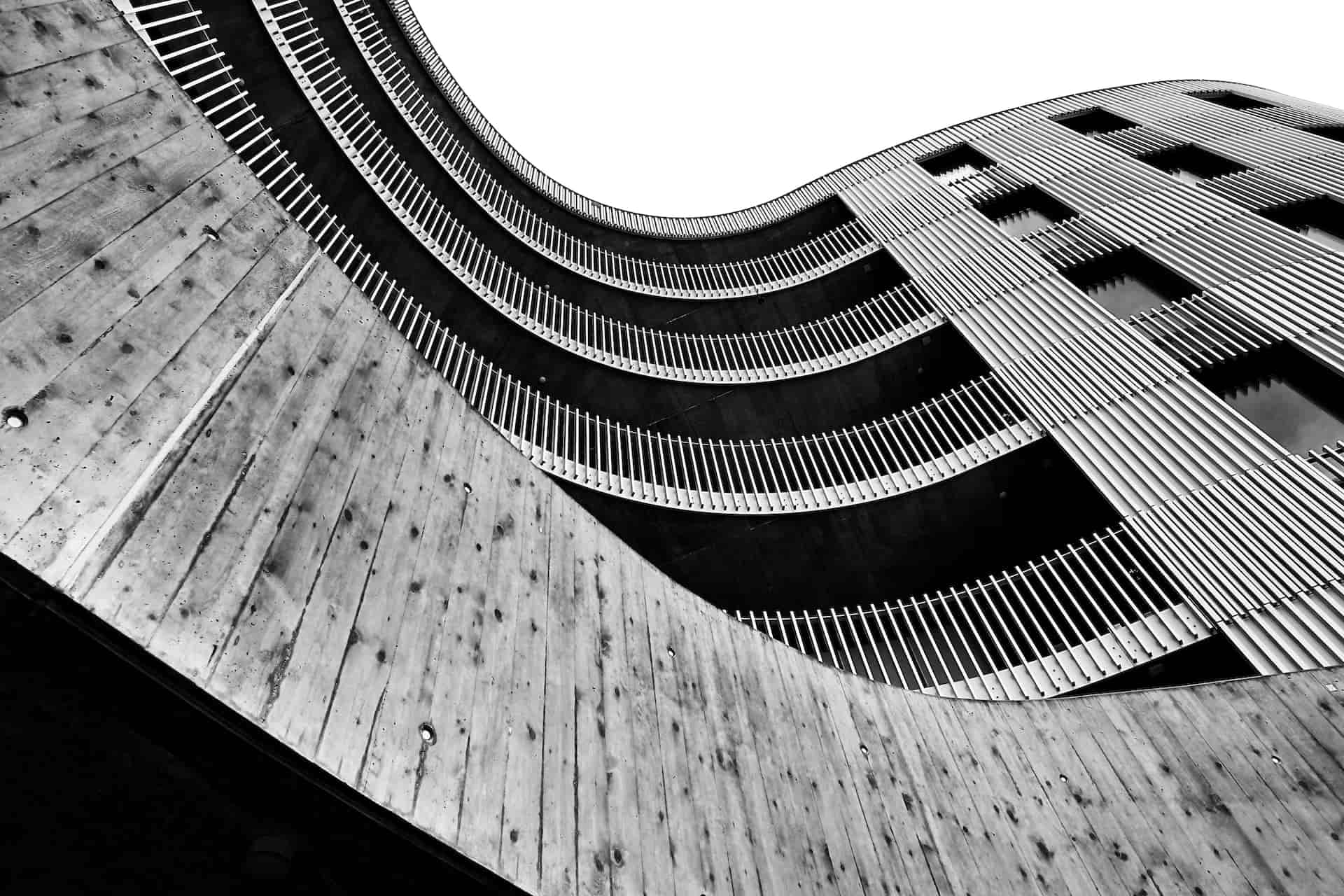 Universität_Stockwerke-ClaudiaLuthiger-min